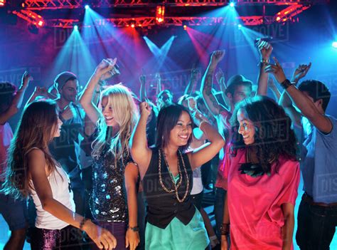 how to dance at the club: why you should always keep your eyes open for the DJ